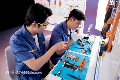 智能手機(jī)維修記 兩位年輕維修工的技術(shù)與熱忱