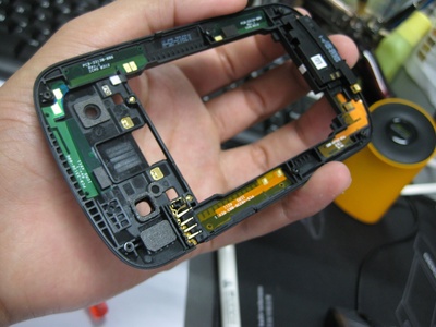 黑莓手機(jī)拆機(jī)圖解 維修安裝與內(nèi)部結(jié)構(gòu)分析